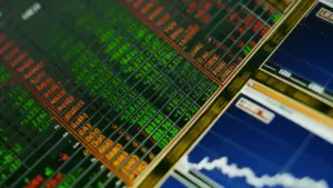 Schermata con dati di mercato azionario in rialzo e grafico finanziario