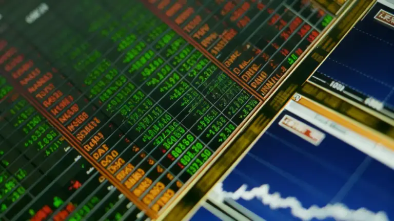 Schermata con dati di mercato azionario in rialzo e grafico finanziario