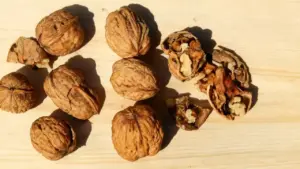 Noci intere e sgusciate su una superficie di legno chiaro