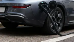 Auto elettrica in fase di ricarica su strada