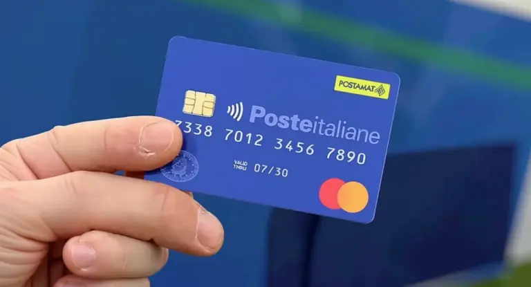 Una mano tiene una carta prepagata Poste Italiane con logo Mastercard