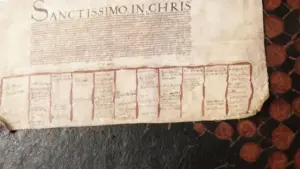 Vecchio documento manoscritto con sigilli e scritte in latino su fondo scuro