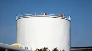 Serbatoio industriale bianco utilizzato per lo stoccaggio di petrolio sotto un cielo sereno