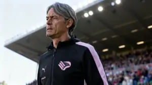 Un allenatore del Palermo osserva il campo durante una partita allo stadio.