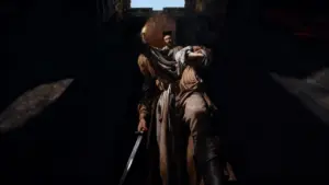 Figura in abiti storici con spada, illuminata drammaticamente dal basso