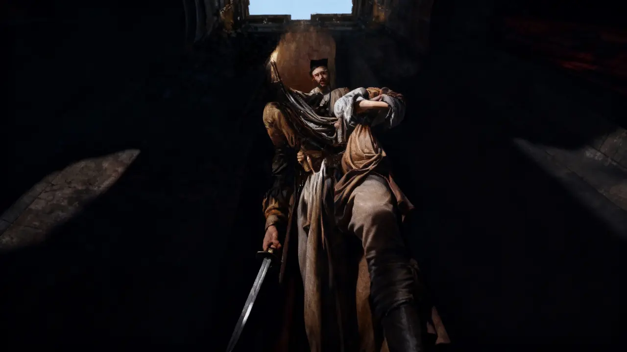 Figura in abiti storici con spada, illuminata drammaticamente dal basso