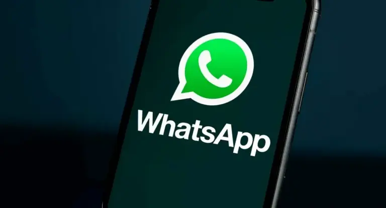 Schermo di smartphone con l'app WhatsApp aperta e logo ben visibile