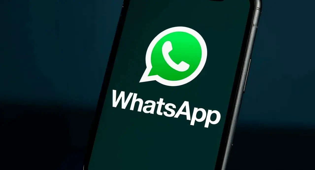 Schermo di smartphone con l'app WhatsApp aperta e logo ben visibile