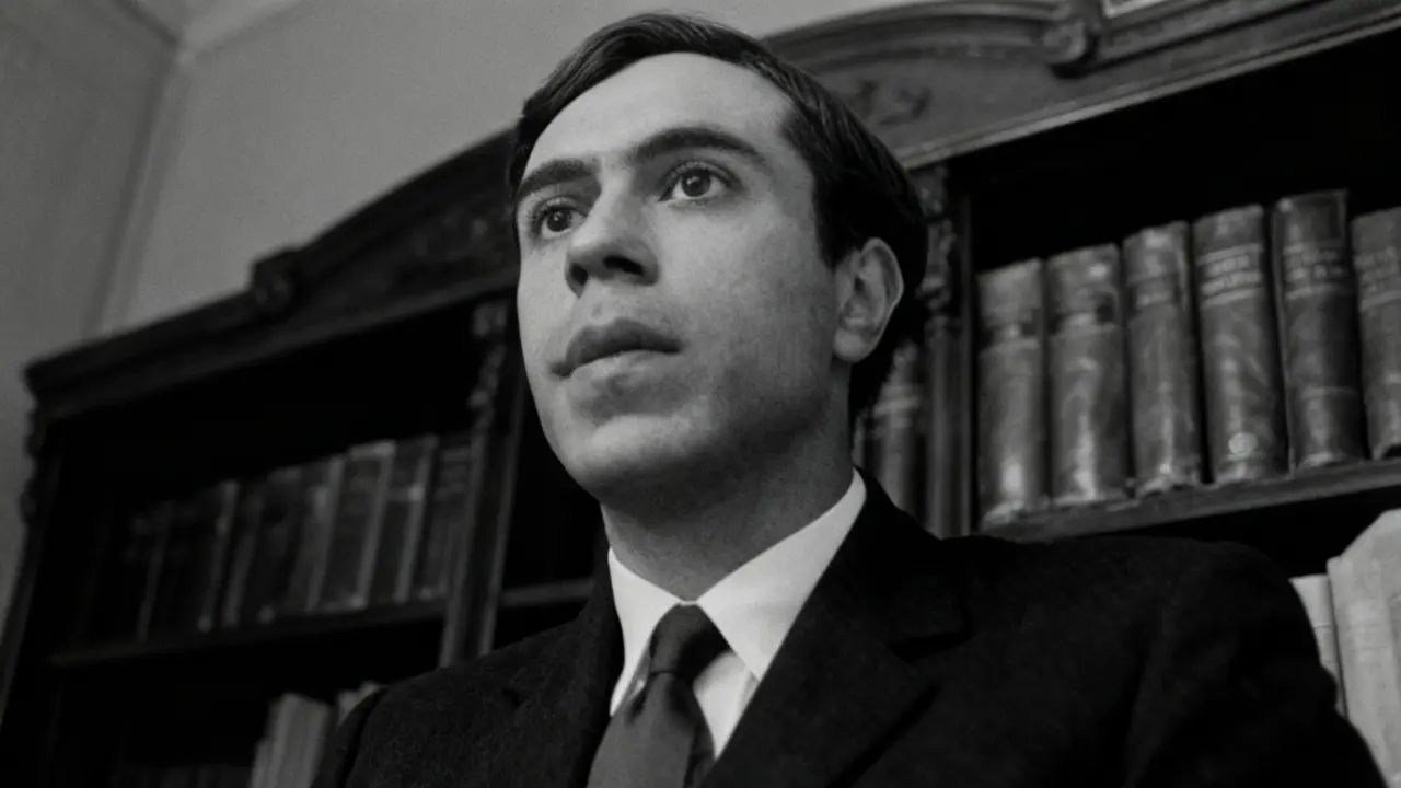 Una persona giovane in abito formale davanti a una libreria antica