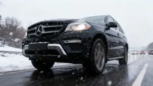 Auto su strada innevata durante una nevicata in Lombardia