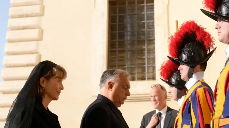 Un uomo e una donna davanti a guardie svizzere in abiti cerimoniali