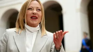 Una persona con espressione decisa in un ambiente istituzionale