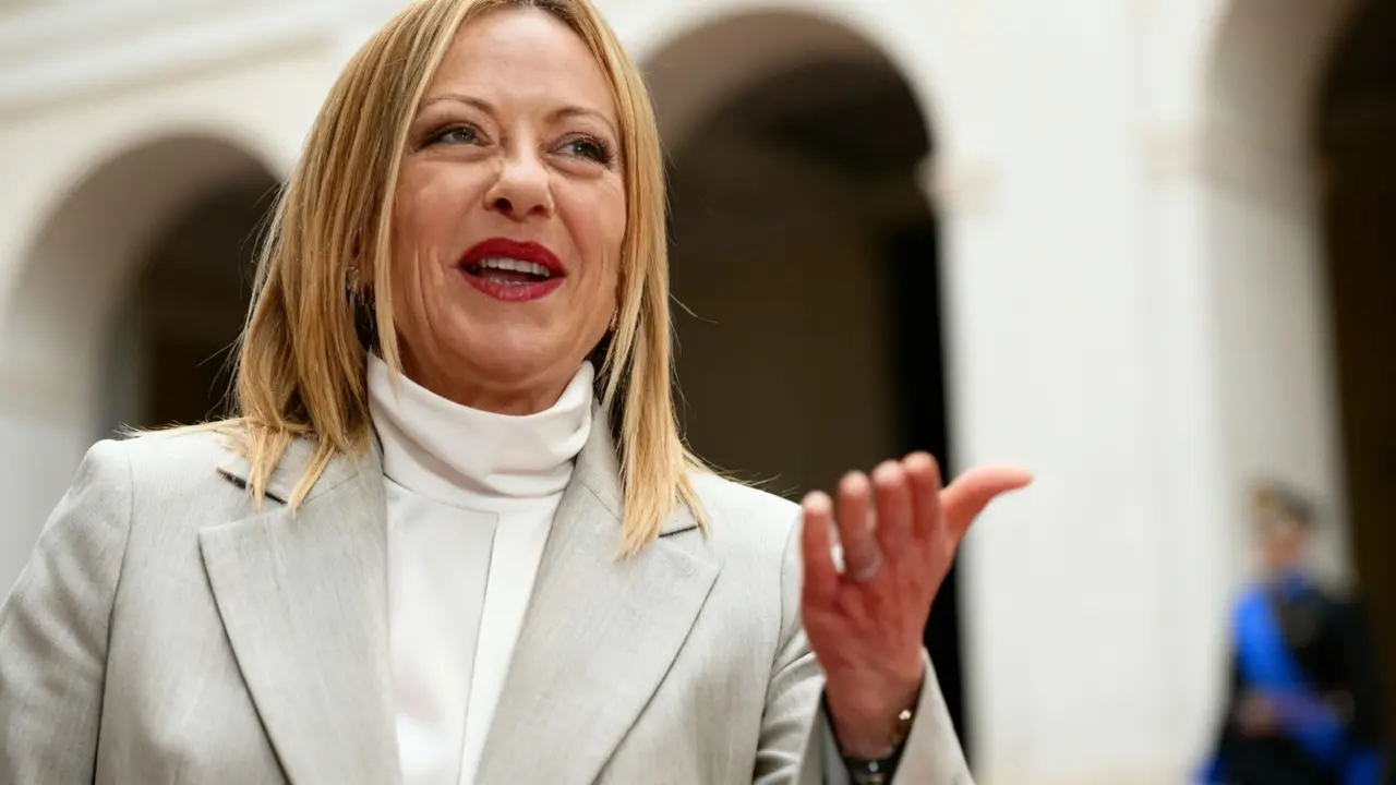 Una persona con espressione decisa in un ambiente istituzionale