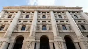 Facciata principale del Palazzo Mezzanotte, sede della Borsa Italiana a Milano