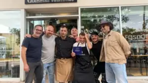 Un gruppo di persone davanti a un locale premiate per le migliori pallotte cacio e ove a Pescara