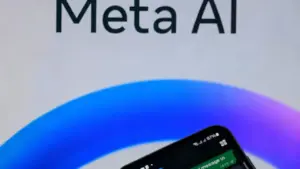 Uno smartphone con l'app WhatsApp aperta davanti al logo di Meta AI
