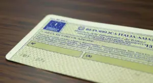 Carta di circolazione italiana appoggiata su una superficie in legno