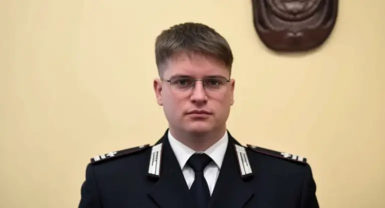 Un ufficiale dei Carabinieri in divisa posa davanti a una parete chiara