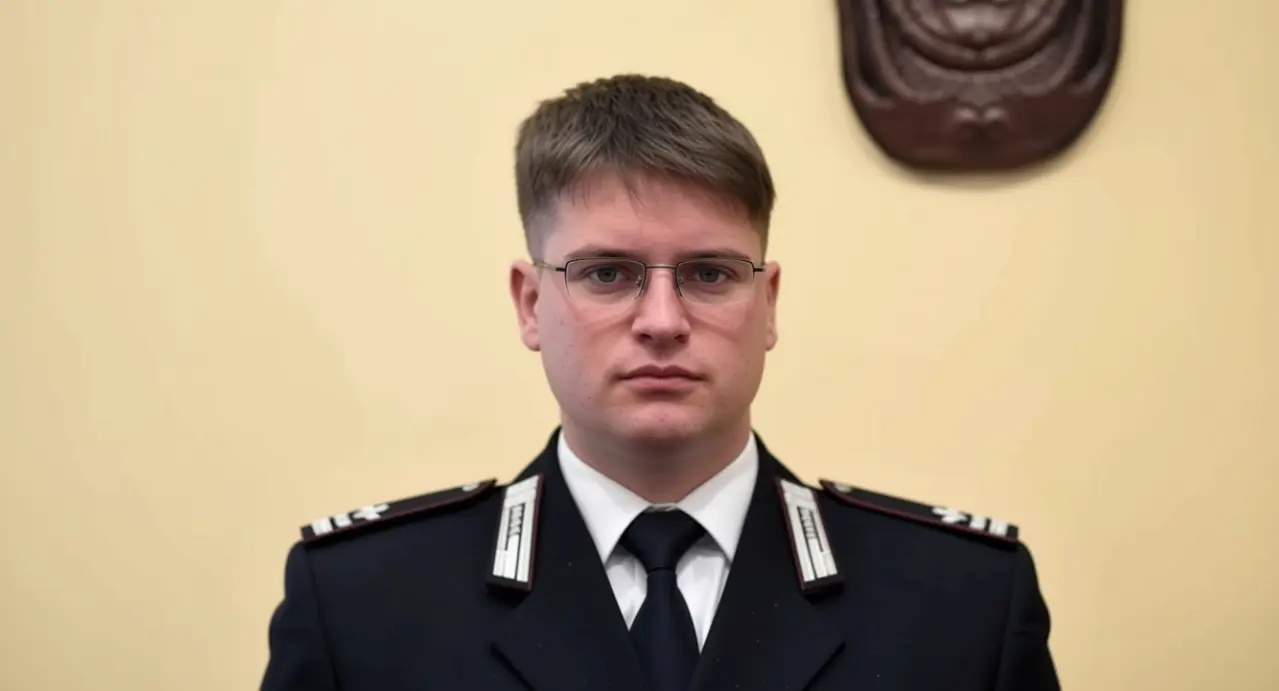 Un ufficiale dei Carabinieri in divisa posa davanti a una parete chiara