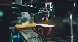 Macchina da caffè che prepara due tazze di caffè espresso senza zucchero
