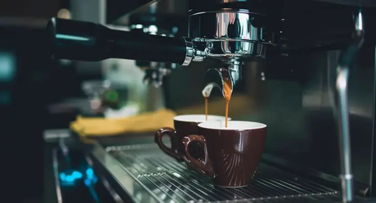 Macchina da caffè che prepara due tazze di caffè espresso senza zucchero