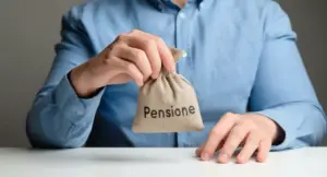 Persona con camicia azzurra tiene un sacchetto con la scritta 'Pensione'