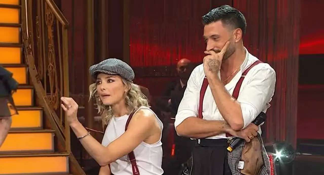 Due concorrenti di Ballando con le stelle in abbigliamento da esibizione discutono sul palco