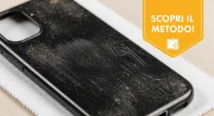 Cover nera per smartphone con superficie appiccicosa e polverosa su panno bianco